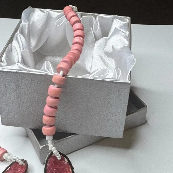 Bead and Resin Necklace - Picture 4 of 5